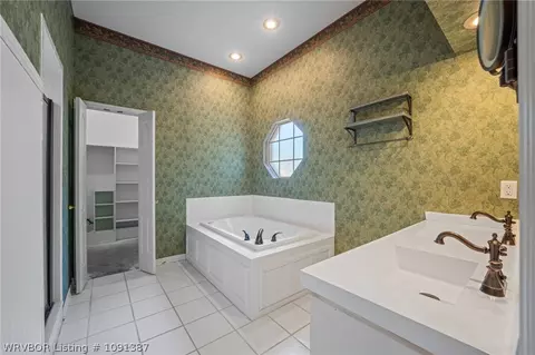 Bath - 810 Karry Ln, Fort Smith, AR 72916 photo 1 of 6
