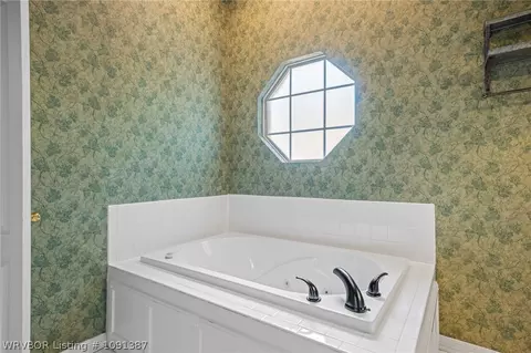 Bath - 810 Karry Ln, Fort Smith, AR 72916 photo 2 of 6