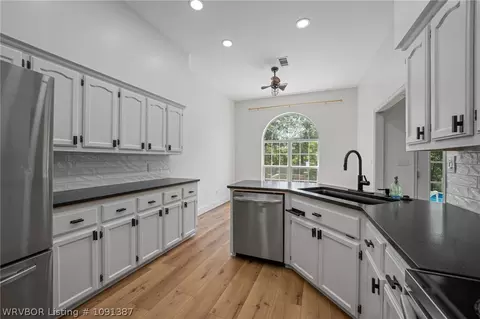 Kitchen - 810 Karry Ln, Fort Smith, AR 72916 photo 4 of 7