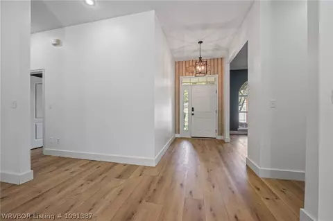 Entry Way - 810 Karry Ln, Fort Smith, AR 72916 photo 2 of 4