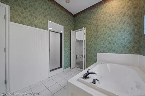 Bath - 810 Karry Ln, Fort Smith, AR 72916 photo 4 of 6