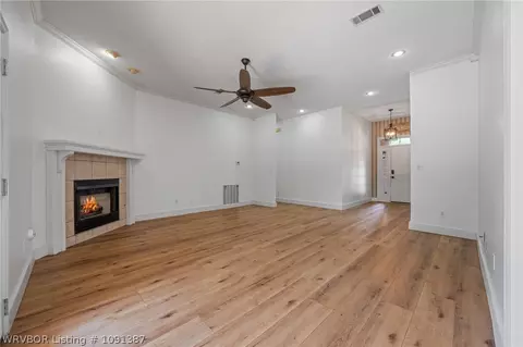Living - 810 Karry Ln, Fort Smith, AR 72916 photo 2 of 4