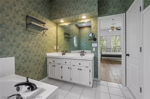 Bath - 810 Karry Ln, Fort Smith, AR 72916 photo 3 of 6