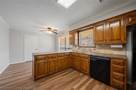 Kitchen - 8206 Williamsburg Rd, Fort Smith, AR 72903 photo 4 of 5