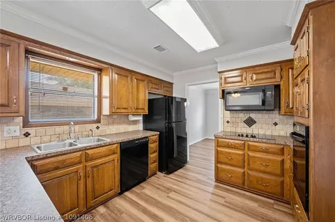 Kitchen - 8206 Williamsburg Rd, Fort Smith, AR 72903 photo 3 of 5