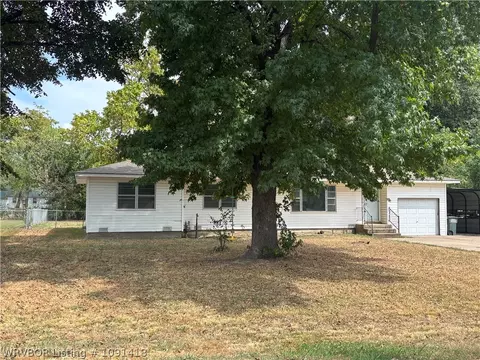 Exterior - 405 4th Ave, Warner, OK 74469 photo 3 of 4