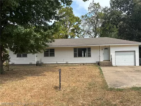 Exterior - 405 4th Ave, Warner, OK 74469 photo 2 of 4