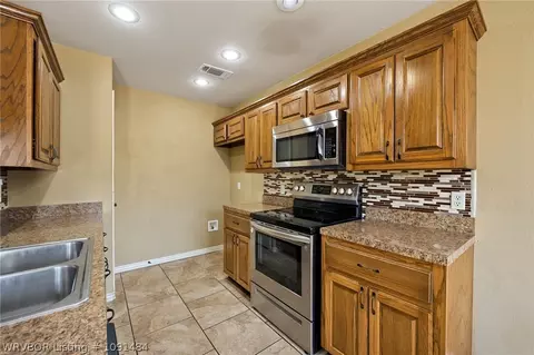 Kitchen - 1808 Fairbanks Dr, Barling, AR 72923 photo 2 of 2