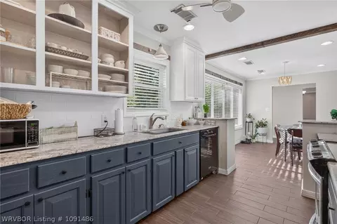 Kitchen - 2124 Valley Ln, Fort Smith, AR 72901 photo 2 of 3