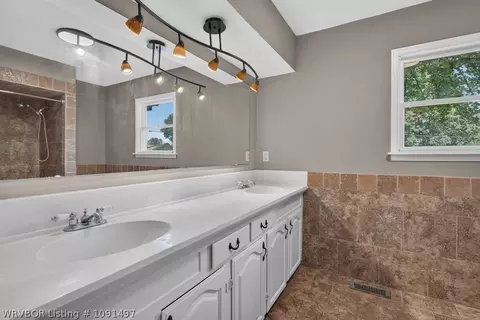 Bath - 706 Martin Dr, Fort Smith, AR 72908 photo 3 of 4