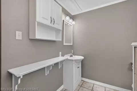 Bath - 706 Martin Dr, Fort Smith, AR 72908 photo 2 of 4