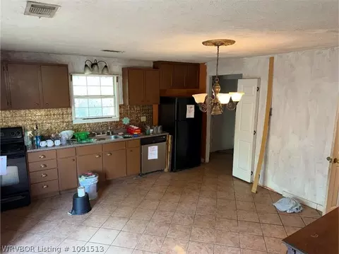 Kitchen - 7827 State Line Rd, Fort Smith, AR 72901 photo 2 of 2