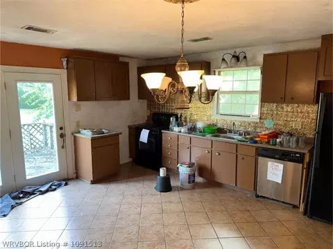 Kitchen - 7827 State Line Rd, Fort Smith, AR 72901 photo 1 of 2