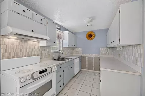 Kitchen - 636 Angela Cir, Barling, AR 72923 photo 1 of 2
