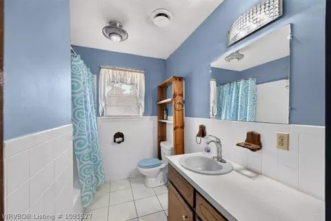 Bath - 636 Angela Cir, Barling, AR 72923 photo 1 of 2