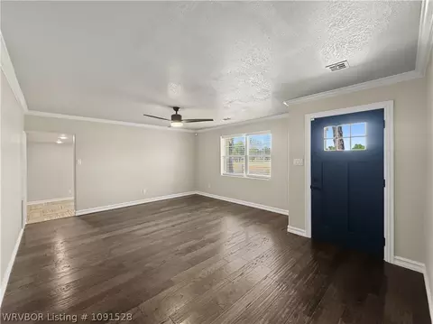 Living - 28 Lighthouse Dr, Alma, AR 72921 photo 2 of 4