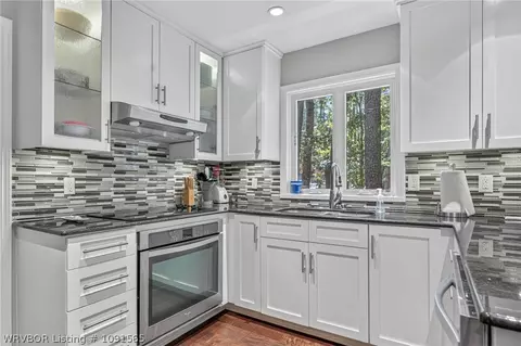 Kitchen - 93 Silver Point Dr, Mount Ida, AR 71957 photo 2 of 7