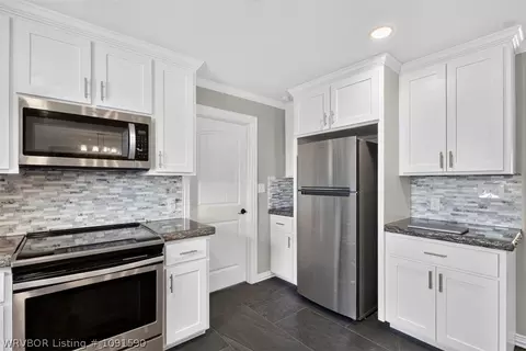Kitchen - 8805 N Lake Ln, Hackett, AR 72937 photo 6 of 6
