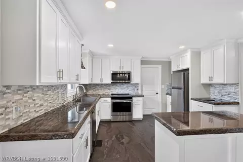 Kitchen - 8805 N Lake Ln, Hackett, AR 72937 photo 3 of 6