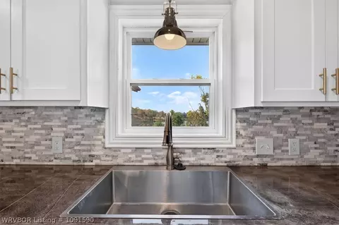 Kitchen - 8805 N Lake Ln, Hackett, AR 72937 photo 5 of 6