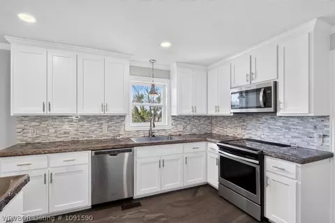 Kitchen - 8805 N Lake Ln, Hackett, AR 72937 photo 4 of 6