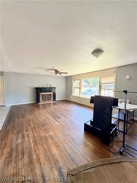 Living - 559 Melrose Ave, Fort Smith, AR 72903 photo 4 of 6