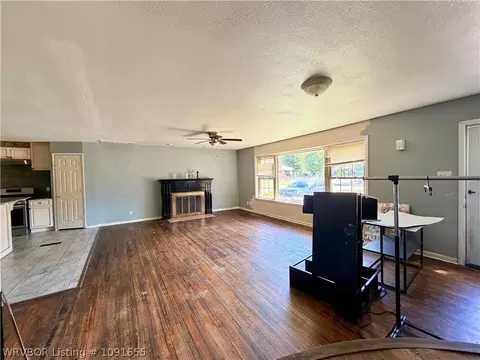 Living - 559 Melrose Ave, Fort Smith, AR 72903 photo 2 of 6