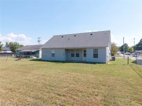 Exterior - 3505 Ridgeway Dr, Fort Smith, AR 72904 photo 3 of 4