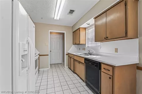Kitchen - 3505 Ridgeway Dr, Fort Smith, AR 72904 photo 2 of 2