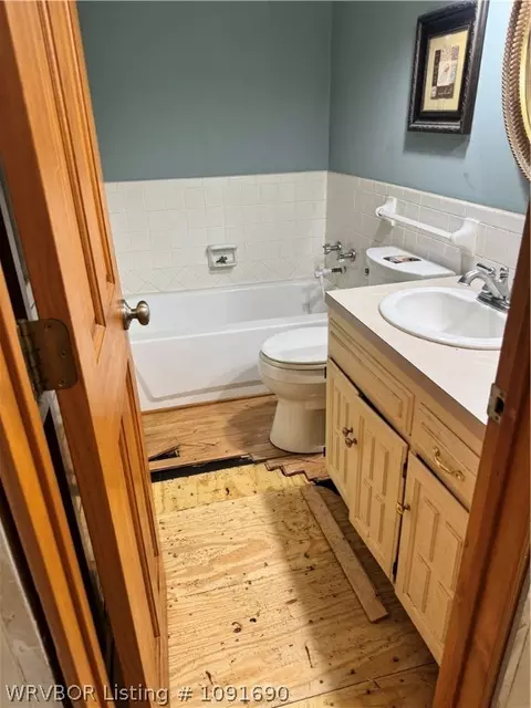Bath - 7208 Riviera Dr, Fort Smith, AR 72903 photo 1 of 6