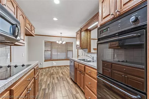 Kitchen - 8211 Clover Dr, Fort Smith, AR 72908 photo 2 of 3