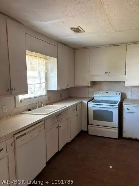 Kitchen - 5012 S 29th St, Fort Smith, AR 72901 photo 2 of 2