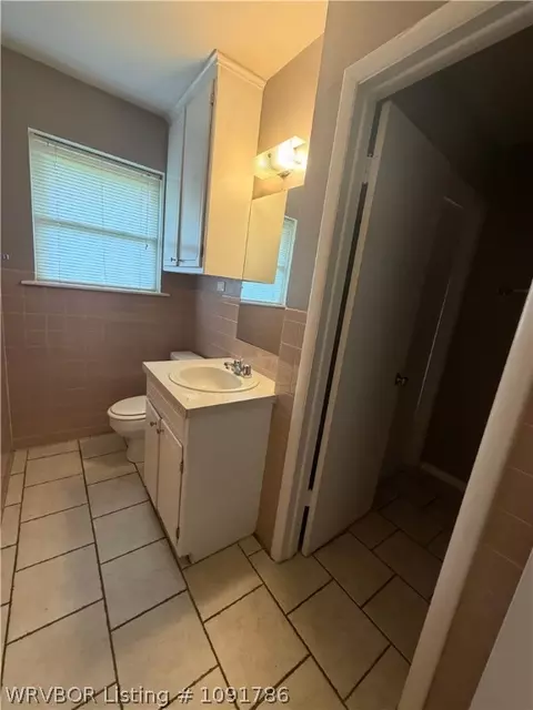 Bath - 829 Maple Shade Rd, Alma, AR 72921 photo 1 of 2