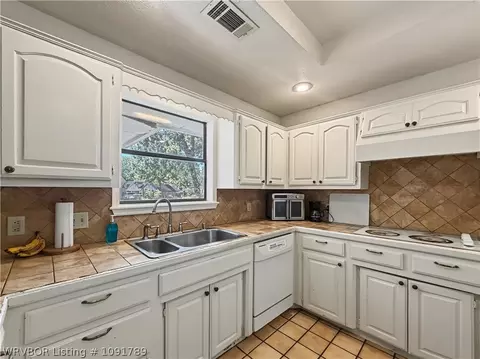 Kitchen - 9800 Muirfield Cir, Fort Smith, AR 72908 photo 2 of 3