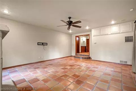 Living - 5219 Cliff Dr, Fort Smith, AR 72903 photo 2 of 7