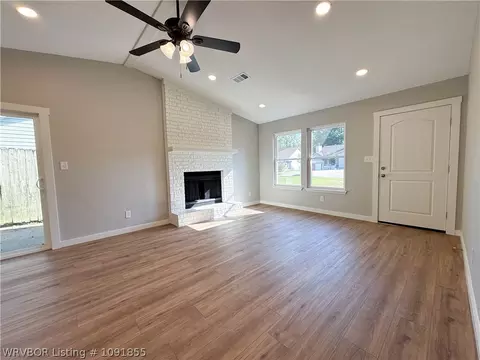 Living - 4112 S 16th St, Fort Smith, AR 72901 photo 2 of 4