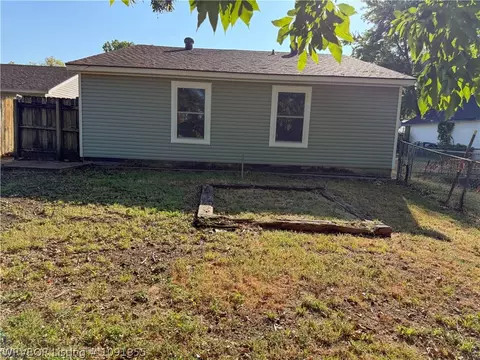 Exterior - 4112 S 16th St, Fort Smith, AR 72901 photo 5 of 8