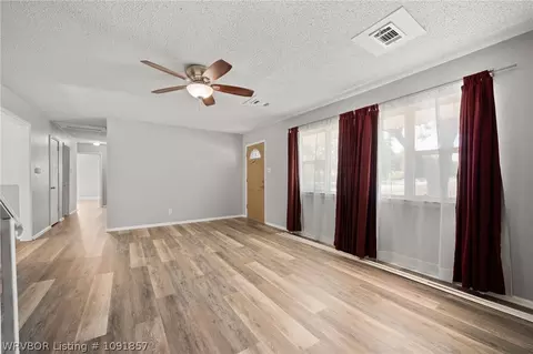 Living - 7911 Holly Ave, Fort Smith, AR 72908 photo 3 of 4