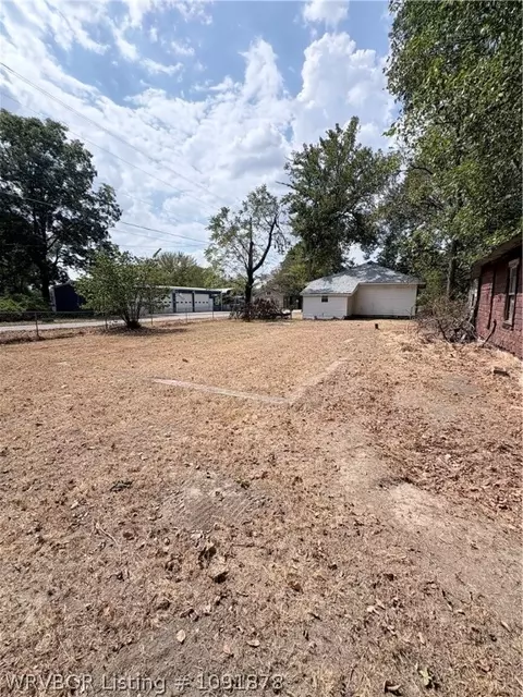 Exterior - 320 S Ash St, Spiro, OK 74959 photo 3 of 5