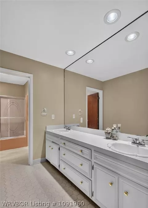 Bath - 3707 Old Oaks Ln, Fort Smith, AR 72903 photo 2 of 6