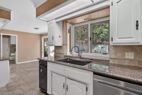 Kitchen - 3707 Old Oaks Ln, Fort Smith, AR 72903 photo 3 of 4