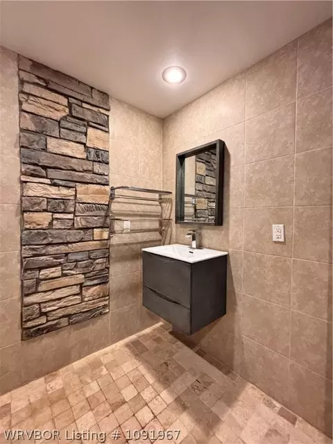 Bath - 123 S Sixth Ave, Bonanza, AR 72916 photo 2 of 9