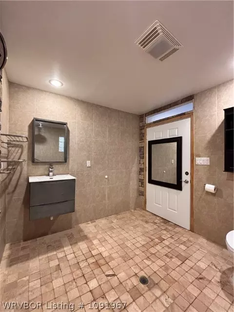 Bath - 123 S Sixth Ave, Bonanza, AR 72916 photo 4 of 9