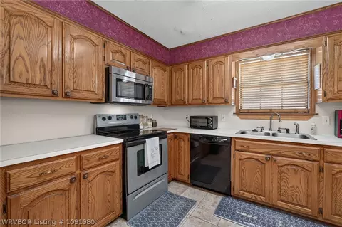 Kitchen - 507 Thicksten Dr, Alma, AR 72921 photo 4 of 4