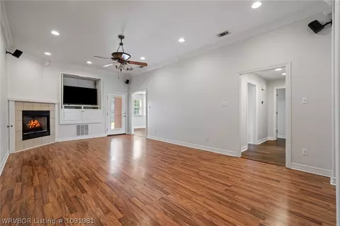 Living - 1548 Rockhurst Dr, Fort Smith, AR 72908 photo 6 of 8