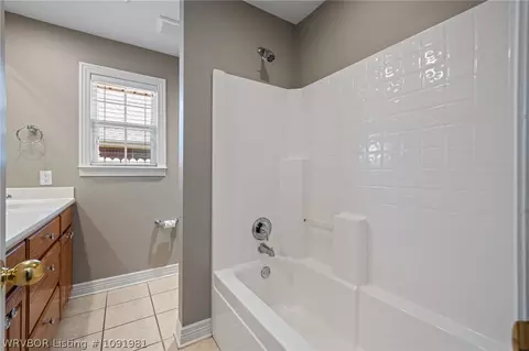 Bath - 1548 Rockhurst Dr, Fort Smith, AR 72908 photo 3 of 4