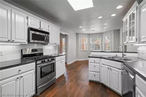 Kitchen - 1548 Rockhurst Dr, Fort Smith, AR 72908 photo 2 of 6