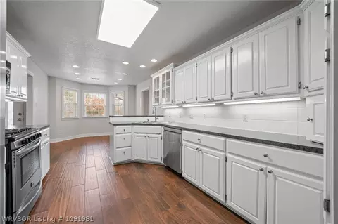 Kitchen - 1548 Rockhurst Dr, Fort Smith, AR 72908 photo 3 of 6