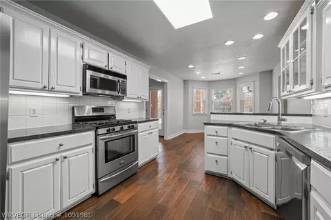 Kitchen - 1548 Rockhurst Dr, Fort Smith, AR 72908 photo 4 of 6