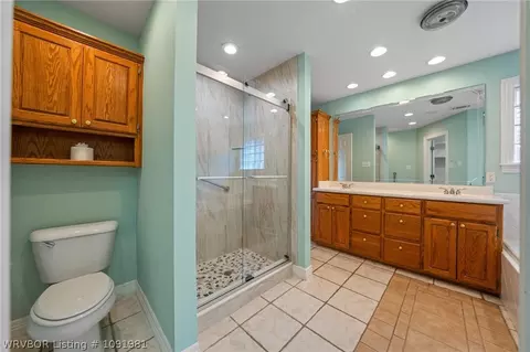 Bath - 1548 Rockhurst Dr, Fort Smith, AR 72908 photo 2 of 4